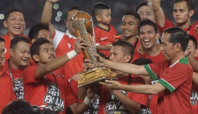 Pemain persija bambang pamungkas terima trofi piala presiden dari jokowi