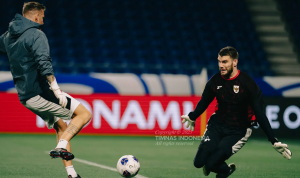 Duel Kiper Timnas Indonesia: Emil vs Paes, Jagoan Mana?