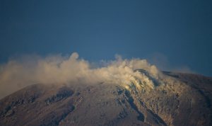 Gunung Lewotobi Meletus Lagi, Warga Panik & Mahasiswa Dievakuasi