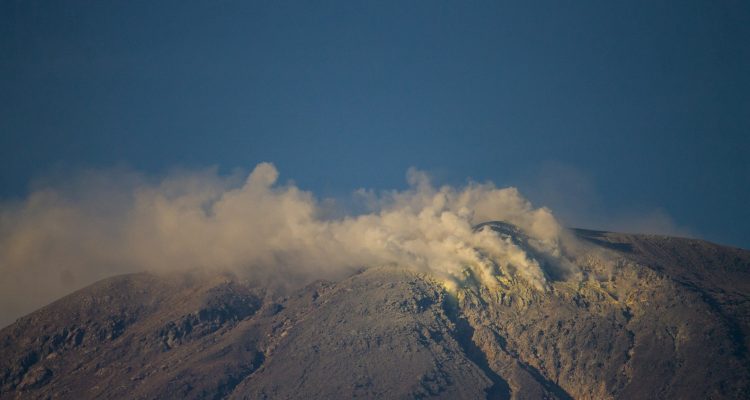 Gunung Lewotobi Meletus Lagi, Warga Panik & Mahasiswa Dievakuasi