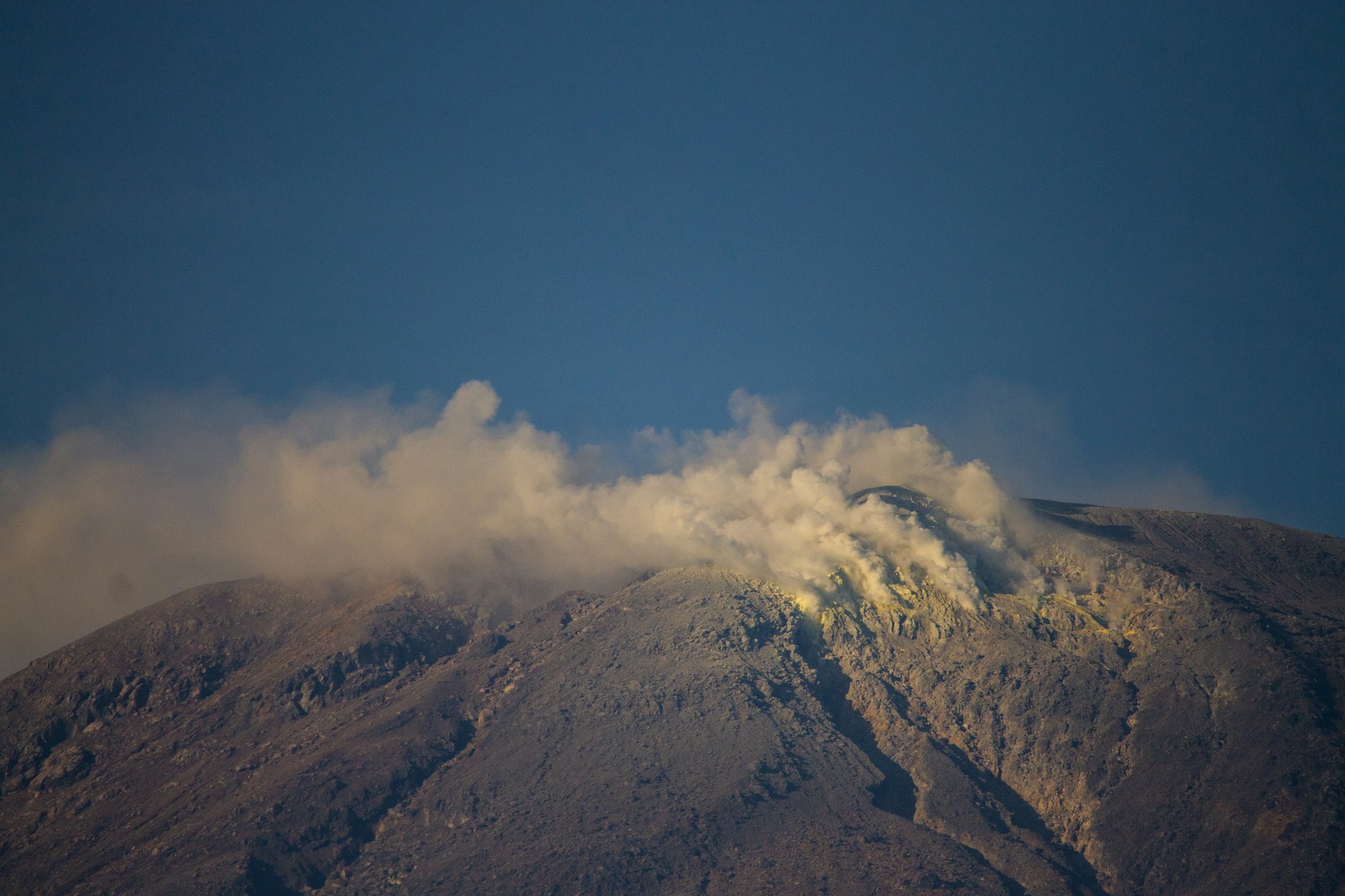 Gunung Lewotobi Meletus Lagi, Warga Panik & Mahasiswa Dievakuasi