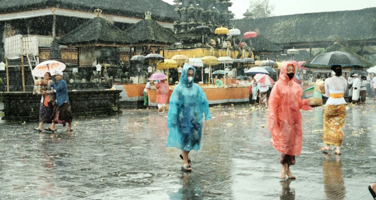 Prakiraan Cuaca 18–24 Agustus Hujan Mengintai Pulau Jawa