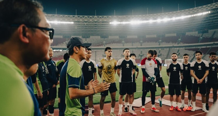 Beda Sikap Shin Tae-yong dan Alex Pastoor Usai Dipecat