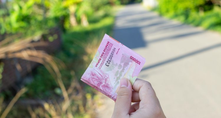 Harga Dolar Hari Ini Tembus Rp18.000, Ada Apa